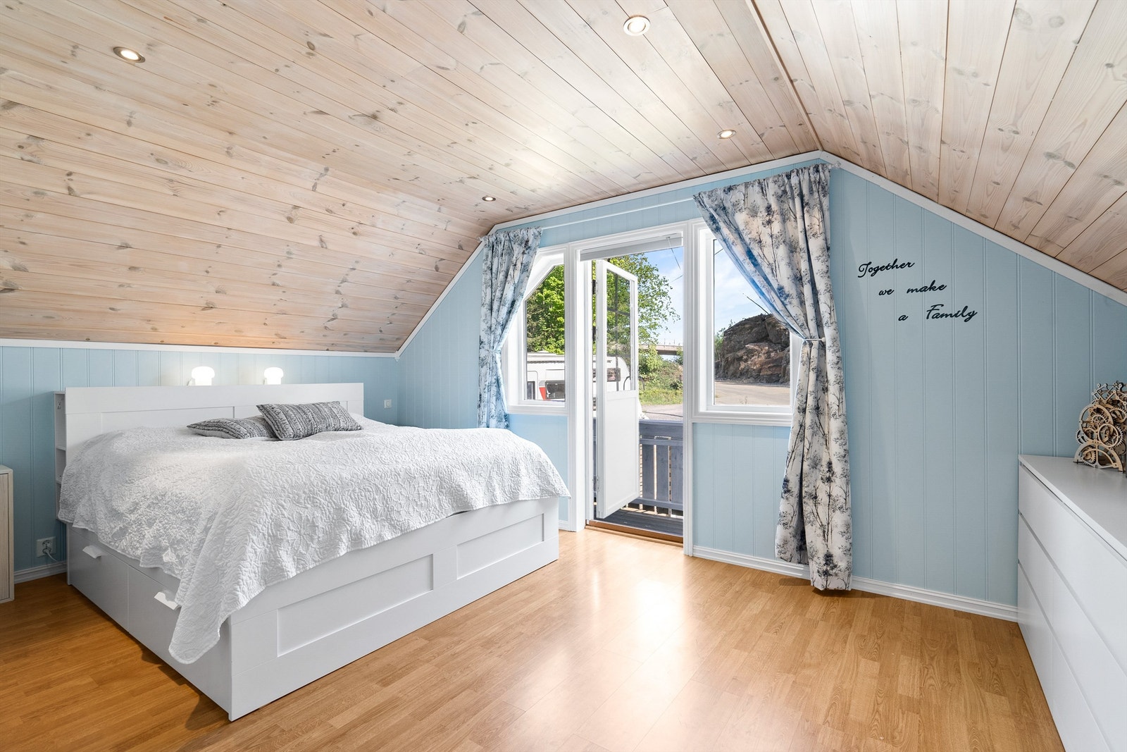 Romslig hovedsoverom med god takhøyde og utgang til egen balkong Galleribilde