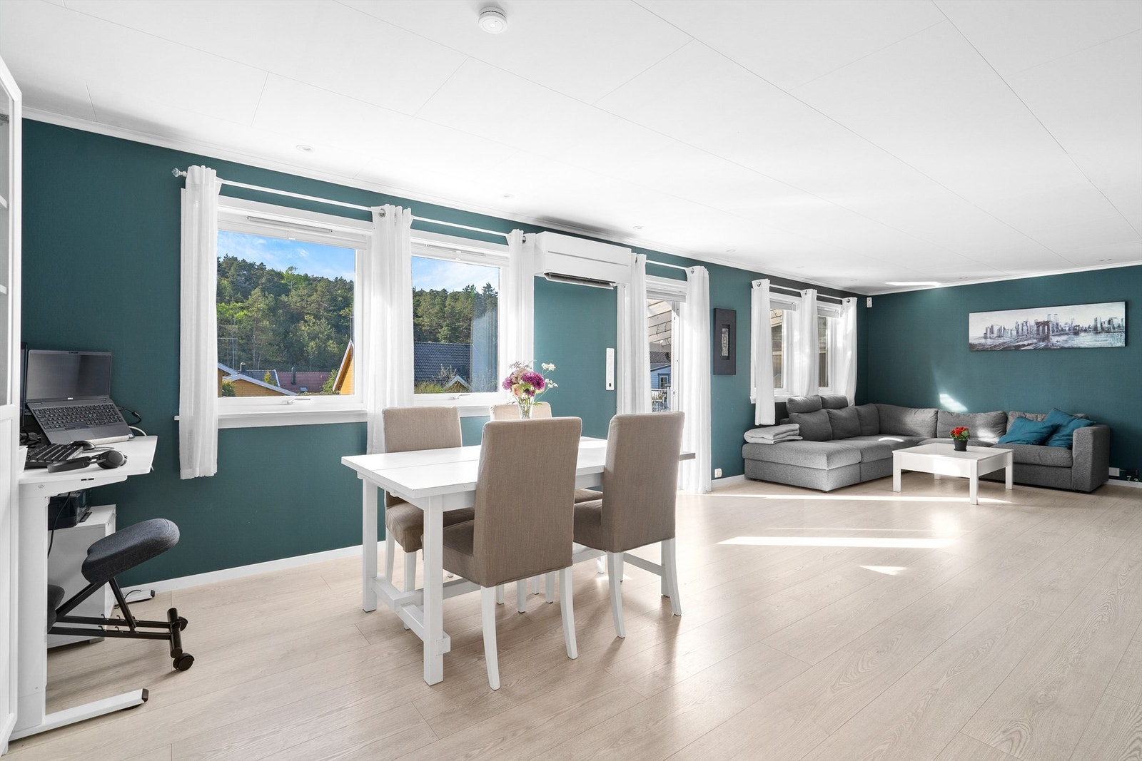 Spisestue og TV stue Galleribilde