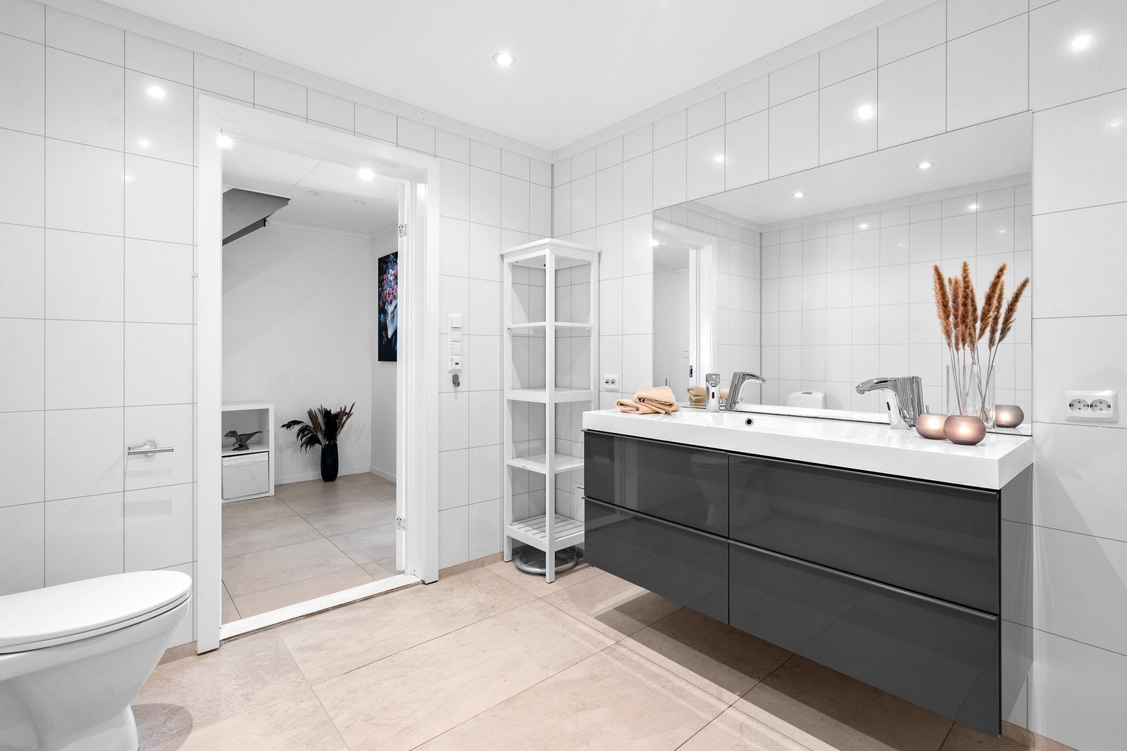 Lyst og flott bad med dobbelvask, romslig servant med skuffer, toalett og dusj Galleribilde