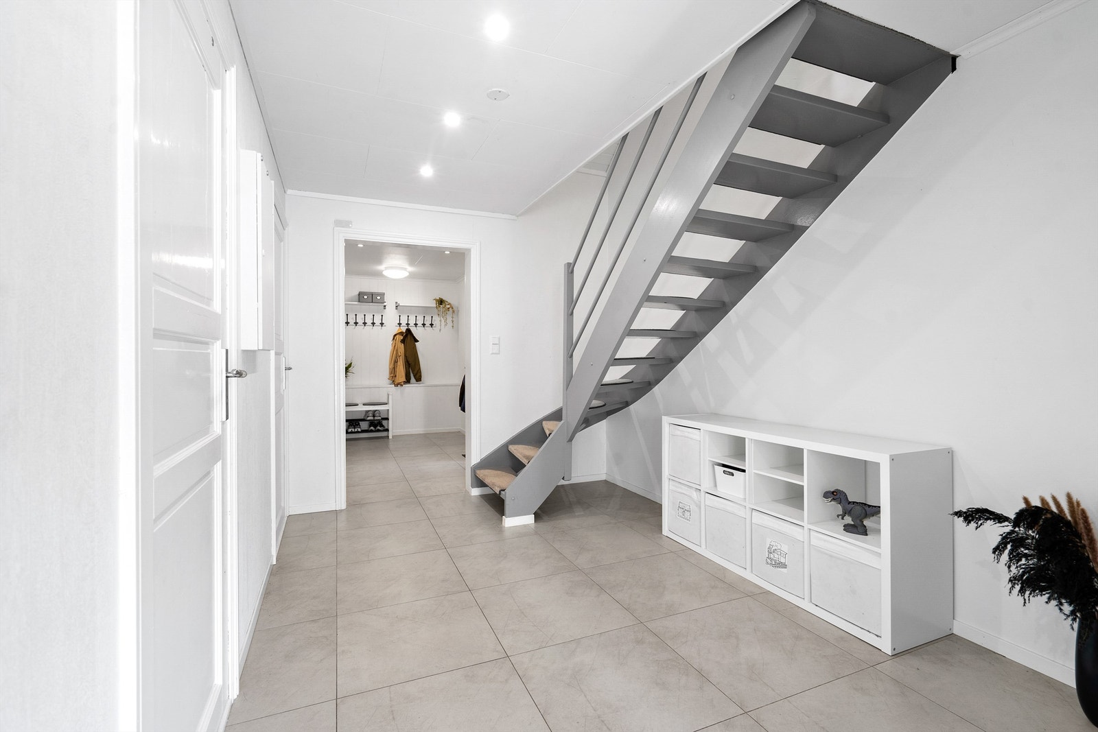 Praktisk inngangsparti med gode løsninger for å henge fra seg ytterklær Galleribilde