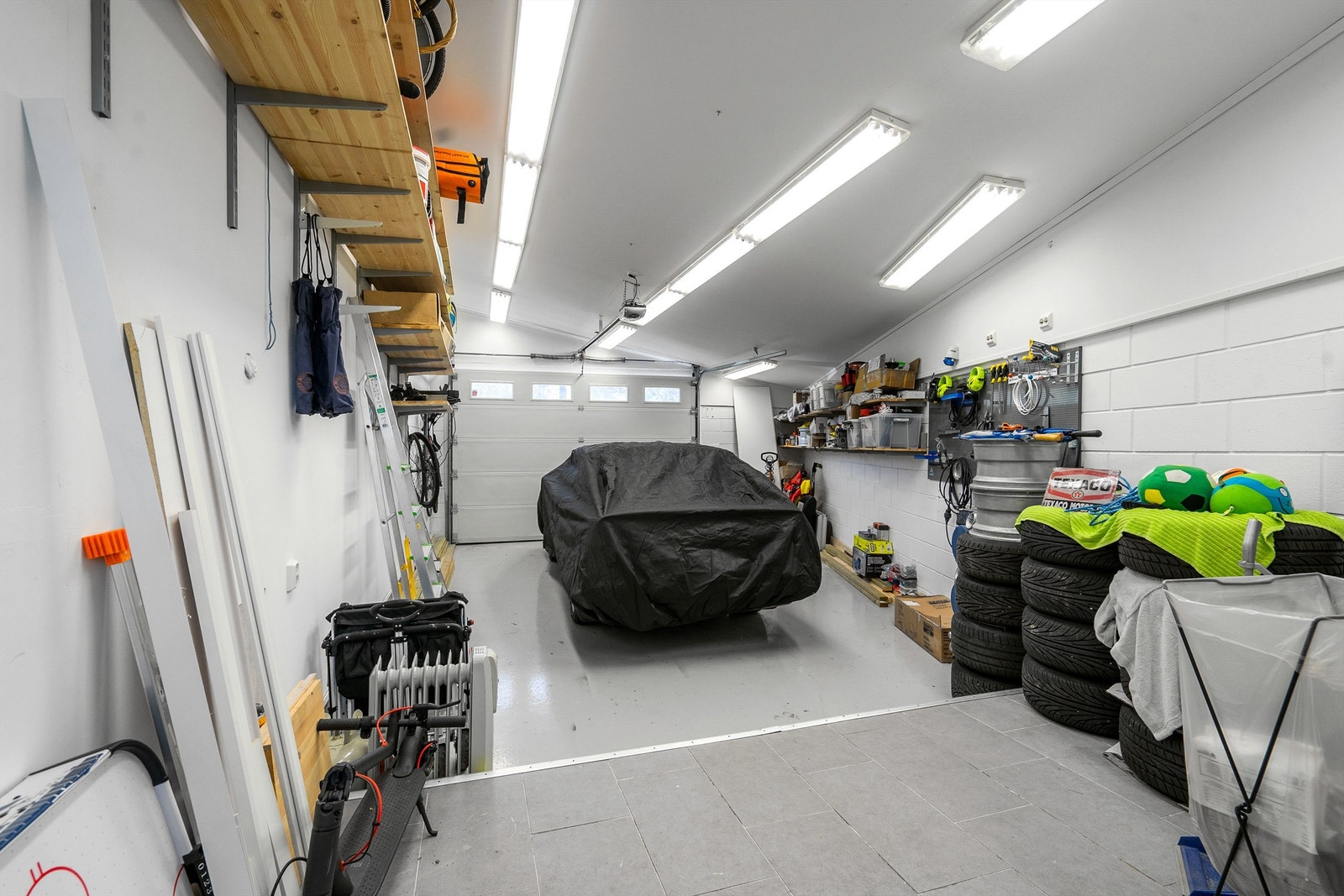 Romslig garasje med varmekabler Galleribilde