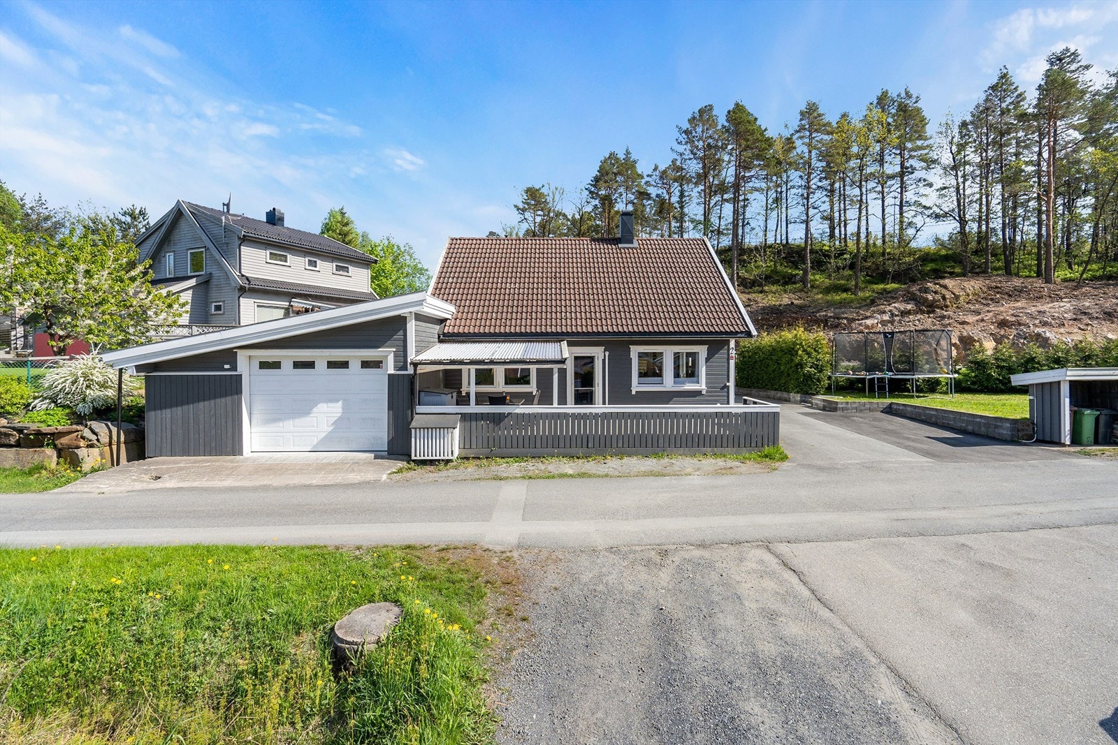 Velkommen til Gaupemyr 2 - En innholdsrik enebolig med sentral beliggenhet i Lillesand. Svært solrik eiendom, med flotte utearealer Galleribilde