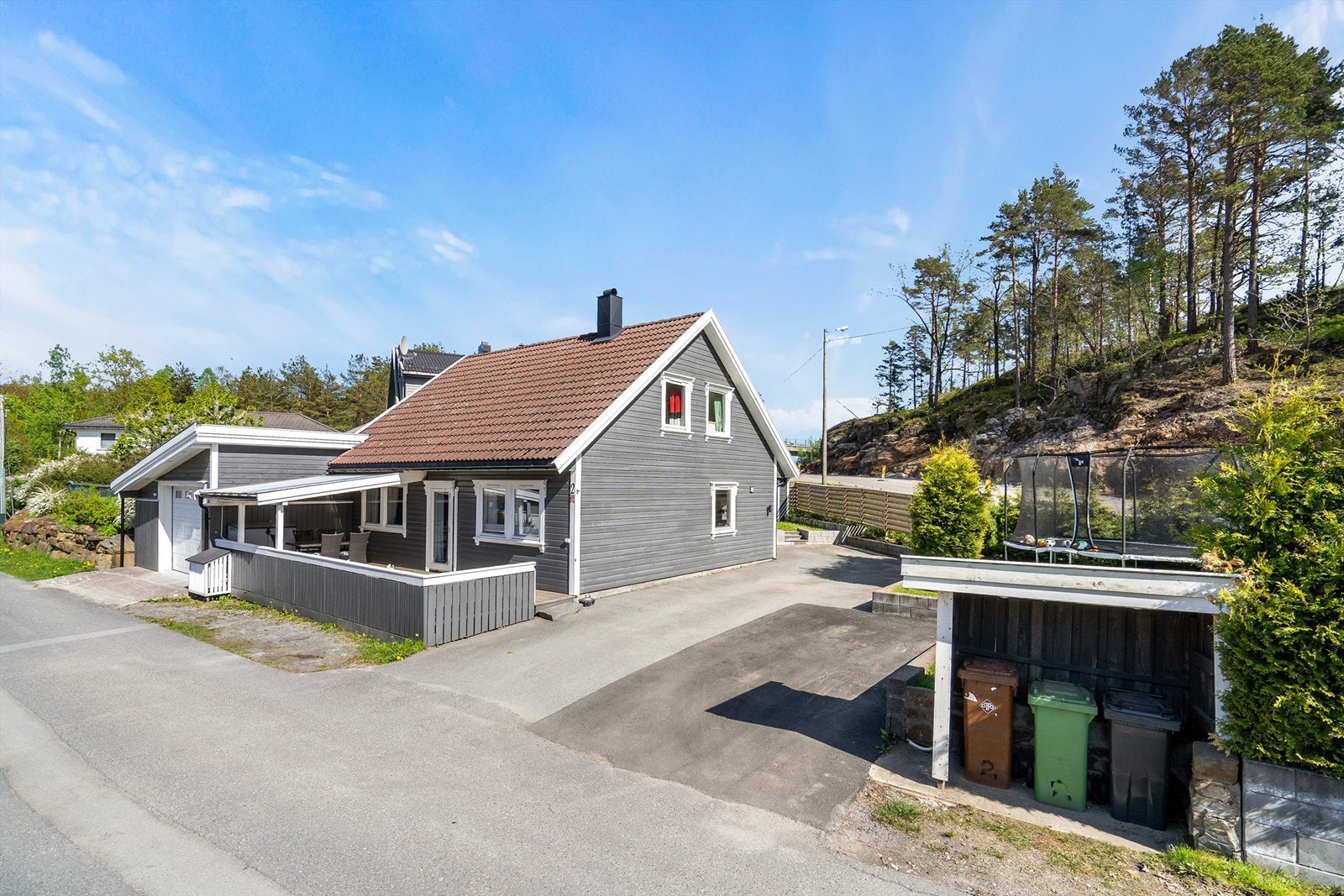 Asfaltert oppkjørsel med god plass til bilparkering Galleribilde