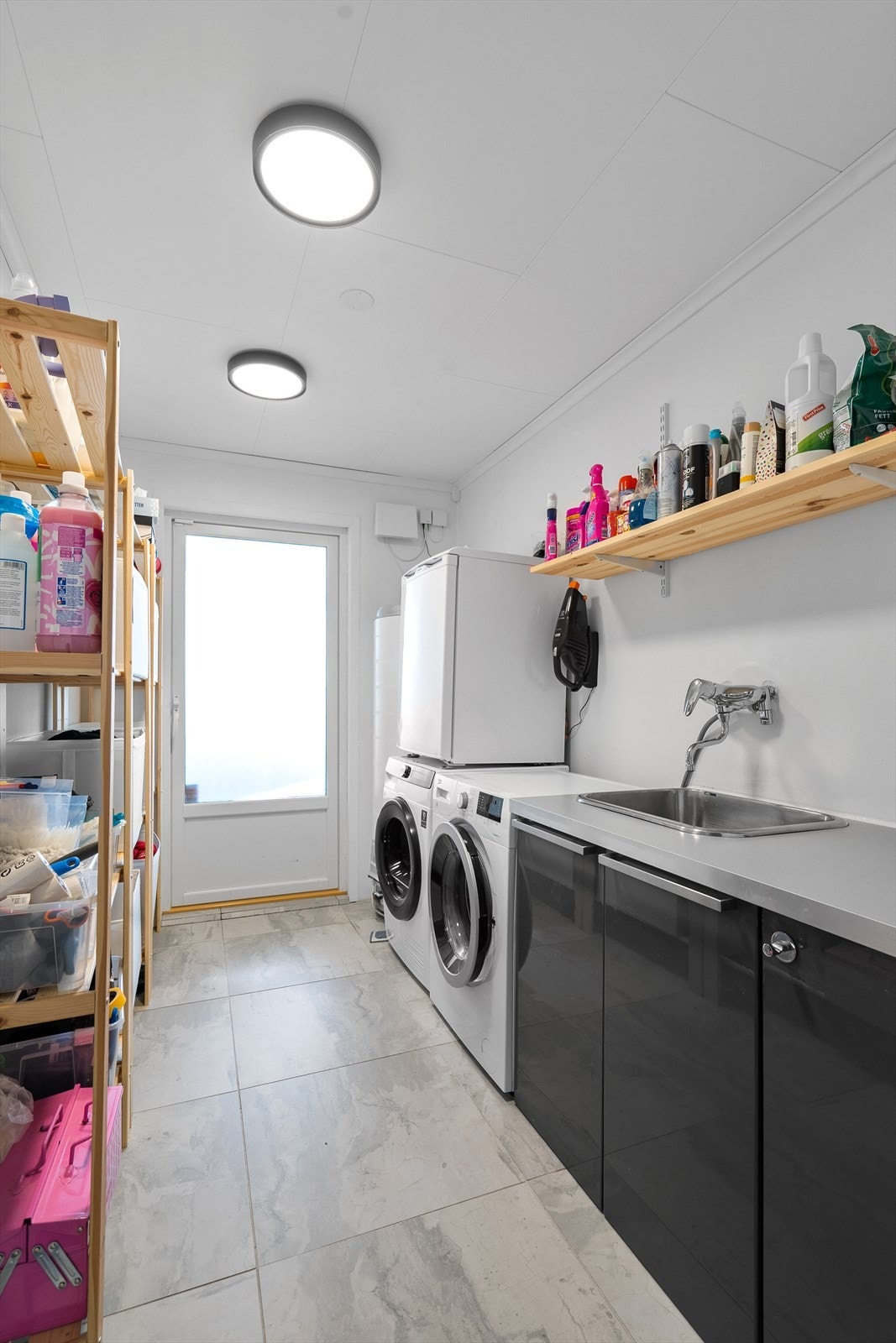 Stort og praktisk vaskerom med egen inngang Galleribilde