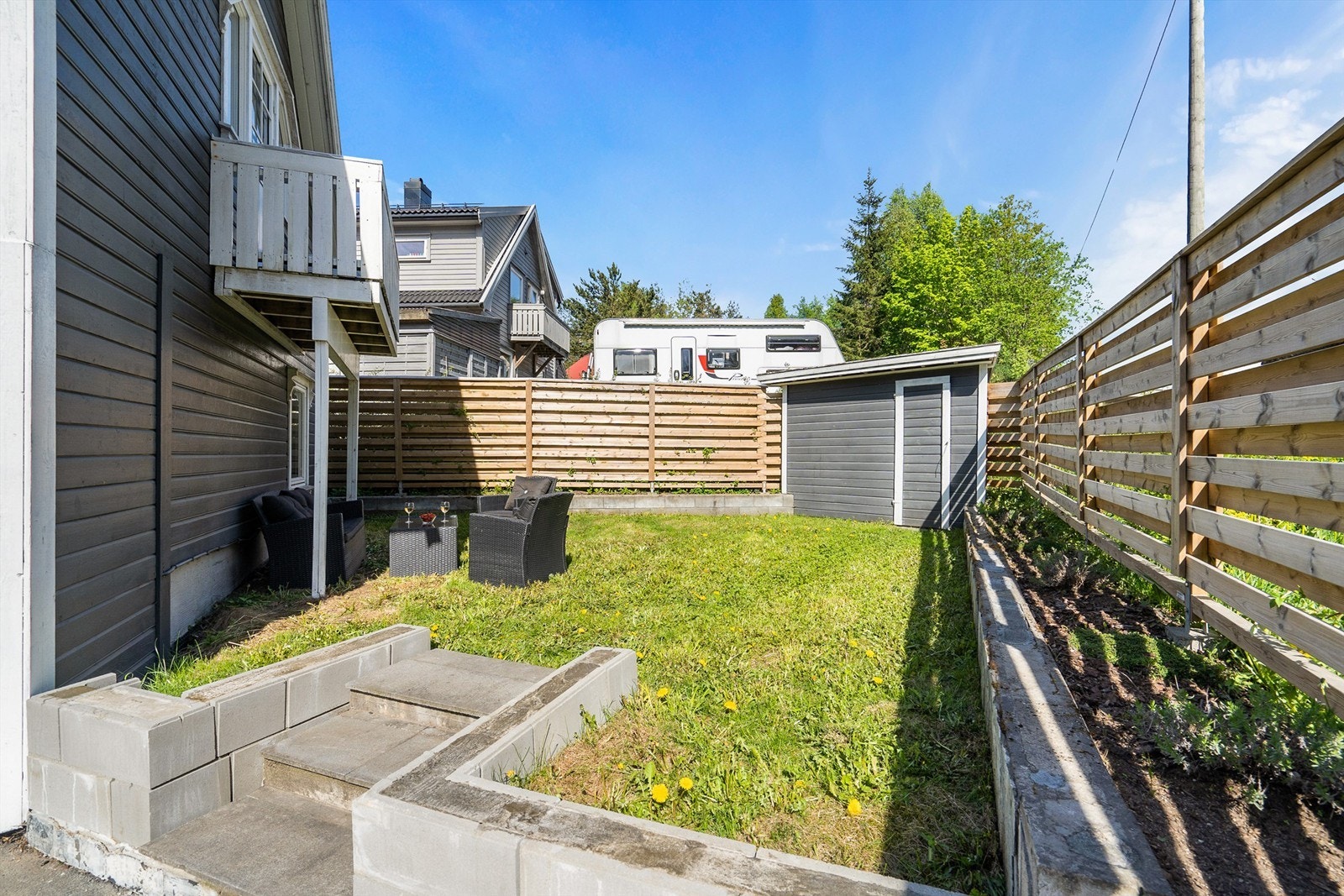 Hyggelig hageareal og utvendig bod Galleribilde