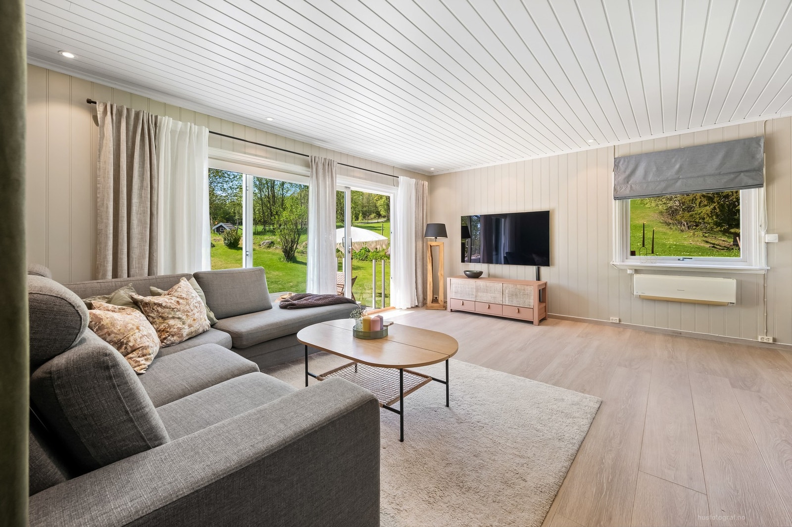 Stuen har lysmalte overflater og moderne, slitesterk laminat på gulv. Galleribilde