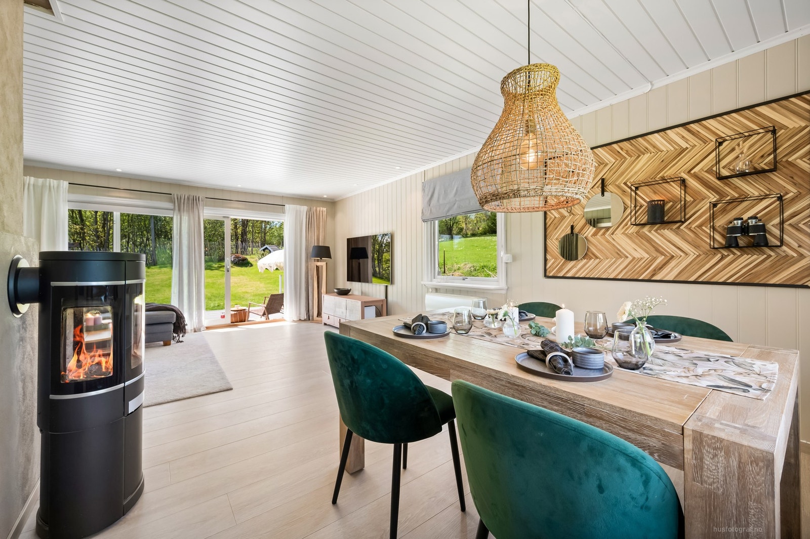 Ved spisestuen er det montert en moderne og stemningsfull peisovn, som gir god varme til etasjen. Galleribilde