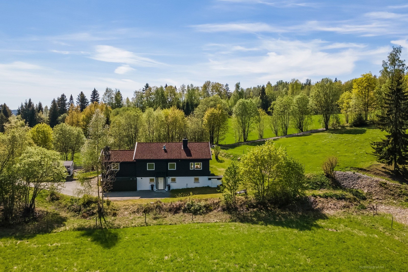 Eiendommen har en stor, nydelig hage og sommerstue!
Langelandveien 6 ligger idyllisk, landlig og rolig til, på toppen av Ekeberg på Lierskogen. Galleribilde