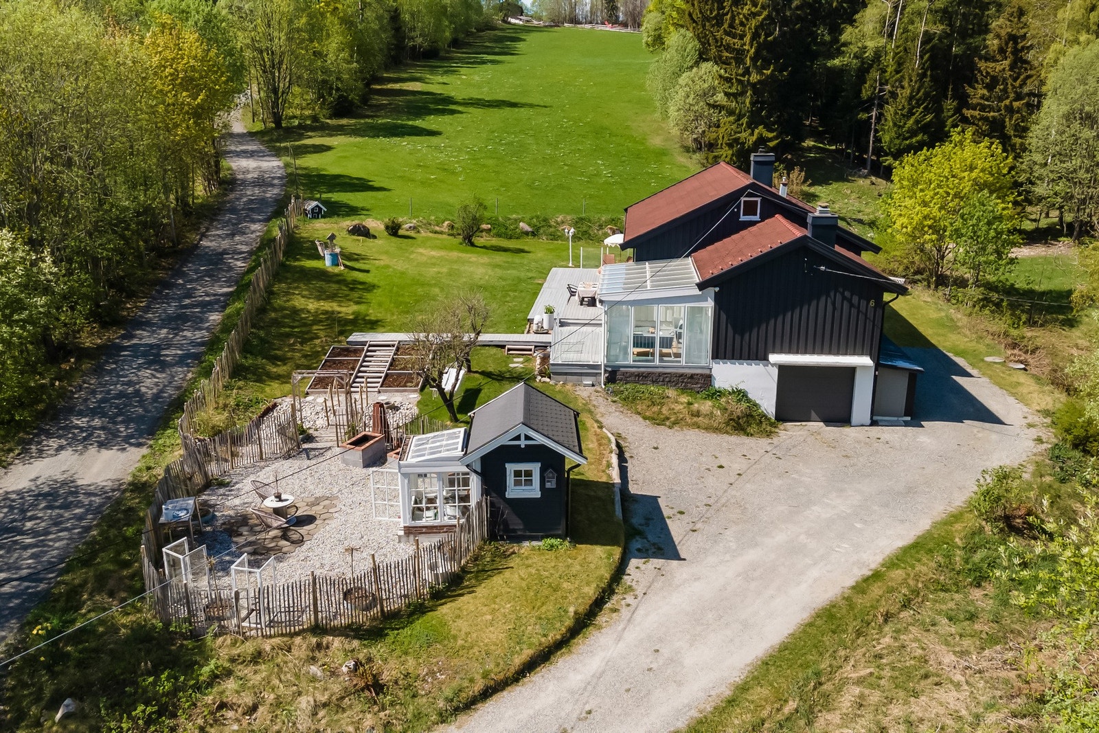 Eiendommen er pent opparbeidet med gruset gårdsplass, inngjerdet grønnsakshage og store planarealer. Galleribilde