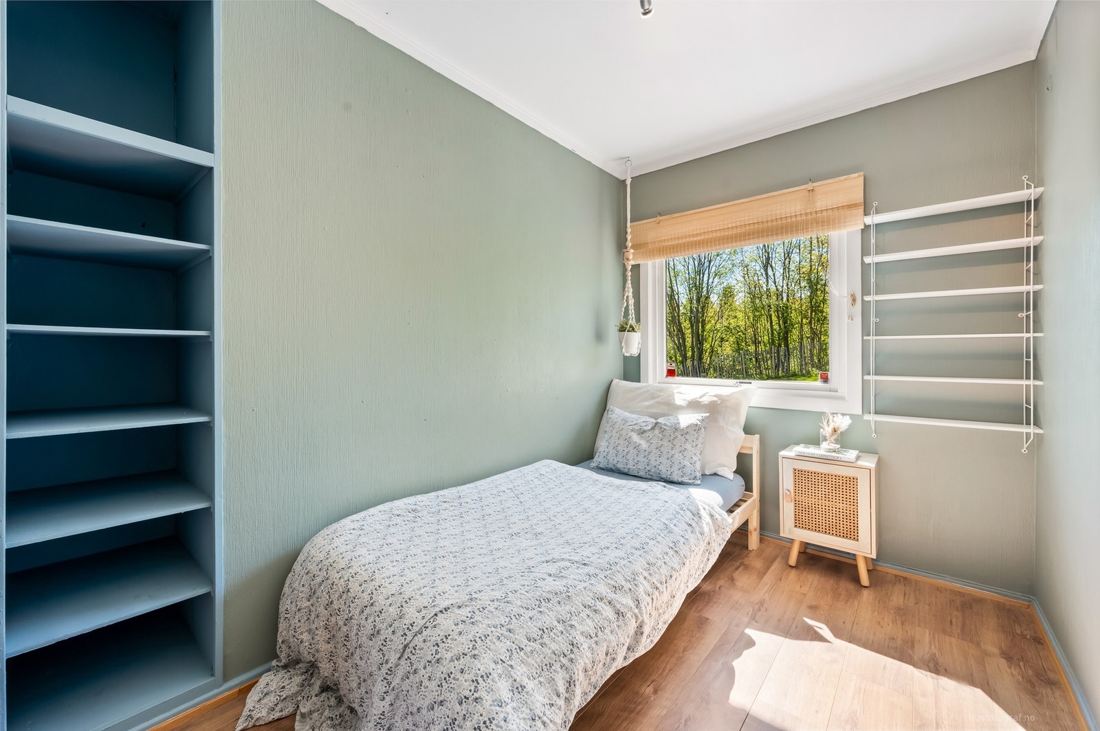 Soverom nr. 3 med innebygd, åpen garderobe. Galleribilde