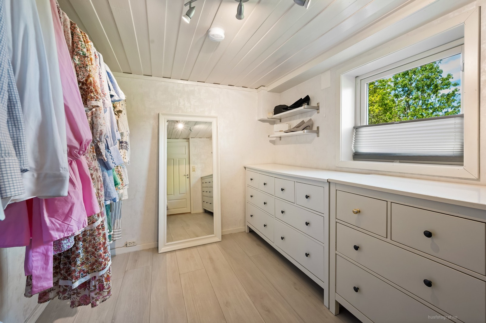 Romslig bod i underetasjen med god plass for oppbevaring. Galleribilde