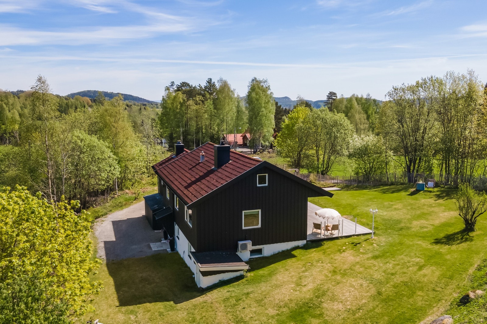Eiendommen har en stor, nydelig hage og sommerstue! Galleribilde