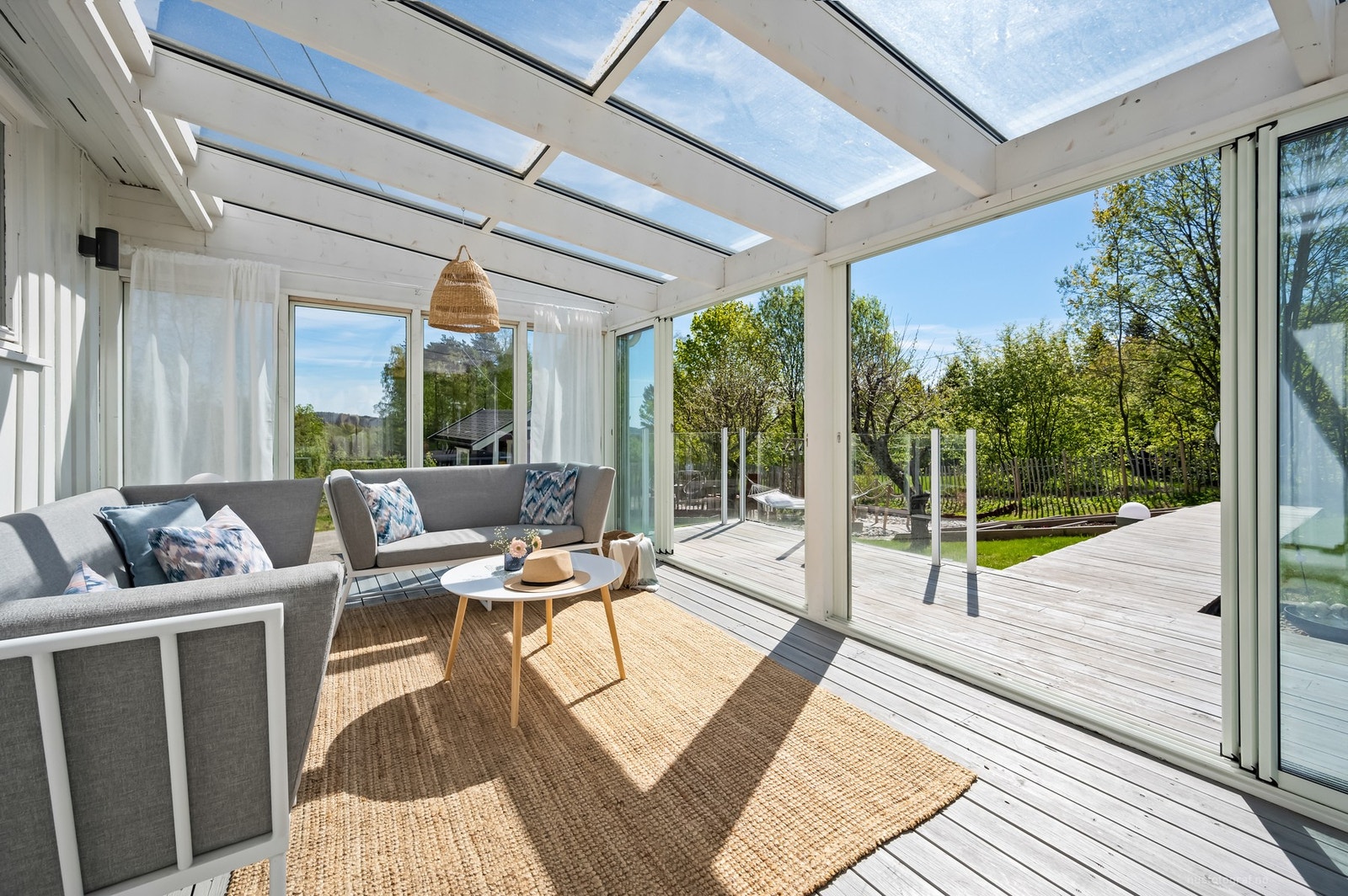 Boligen har en flott sommerstue med store skyvedører ut til terrassen. Galleribilde