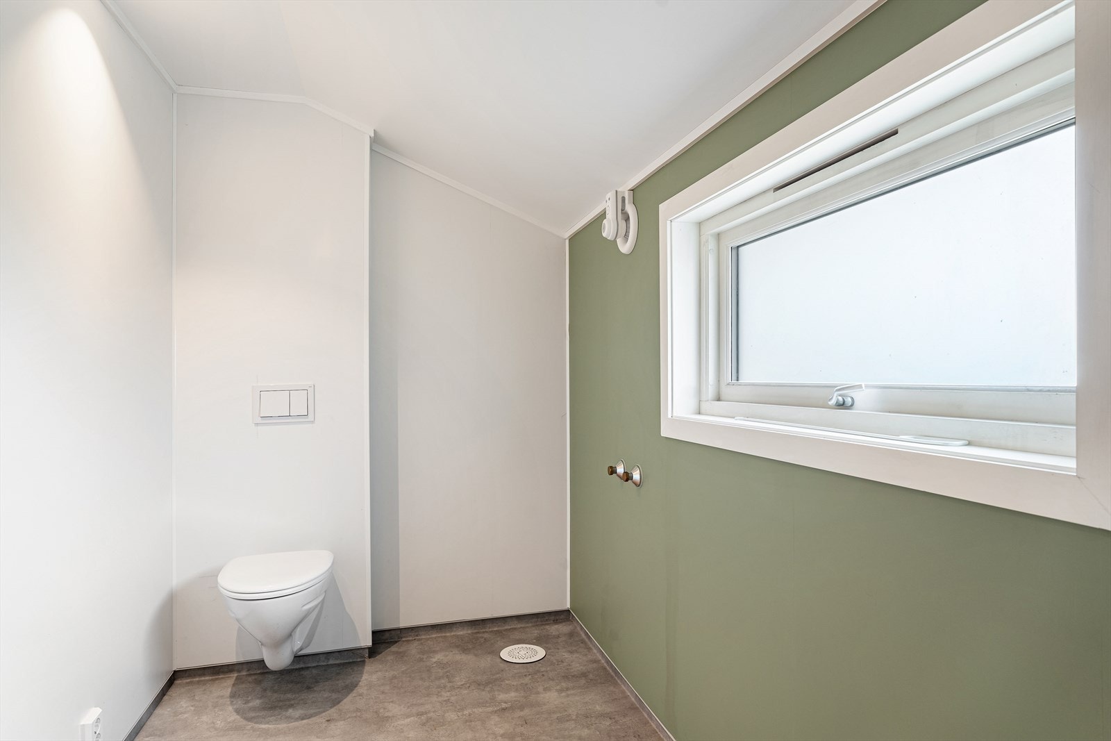 Rommet er bygget ut over tidligere balkong og innredet på nytt med nytt gulvbelegg, nye baderomsplater på vegger, ny sluker, nytt tak med downlights, nytt vegghengt toalett Galleribilde