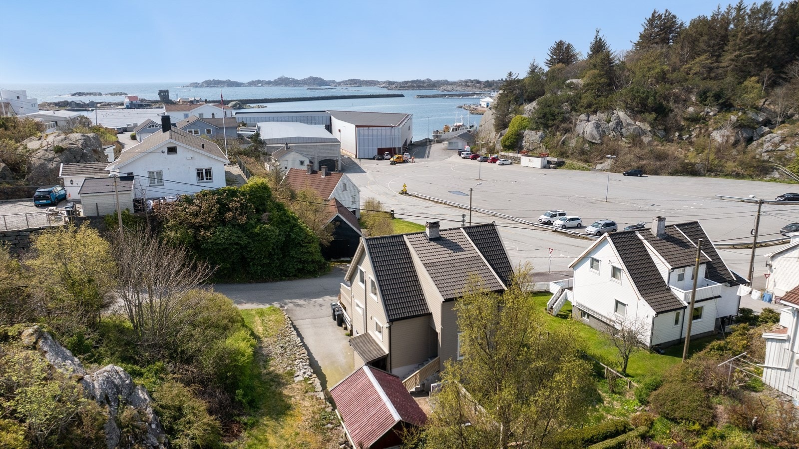 Nesavegen 2 ligger like i nærheten av den gamle ferjekaien i Skudeneshavn, og det er gangavstand til bl.a barnehage, barne- og ungdomsskole, flott idrettsanlegg, golfbane, lekeplasser, flotte turområder, idylliske gamlebyen og sentrum med dens fasiliteter Galleribilde