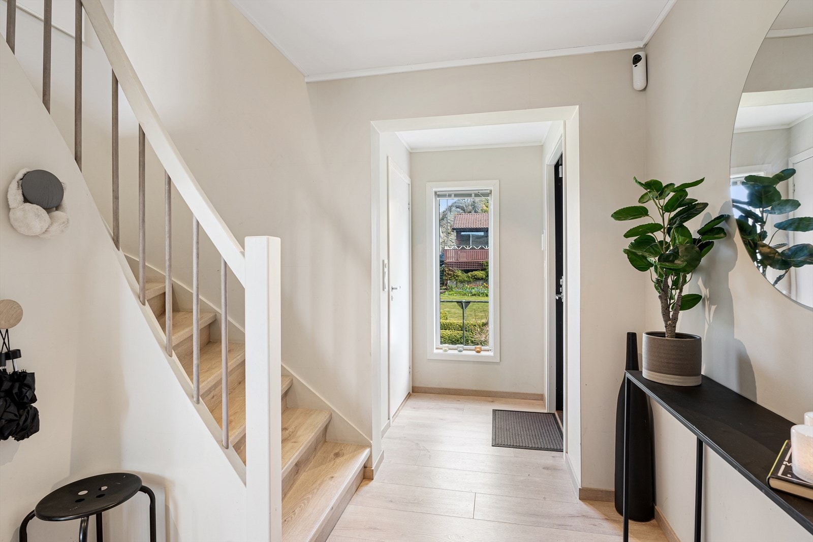 Boligen er gjennomgående holdt i lyse og lette fargevalg på overflatene Galleribilde