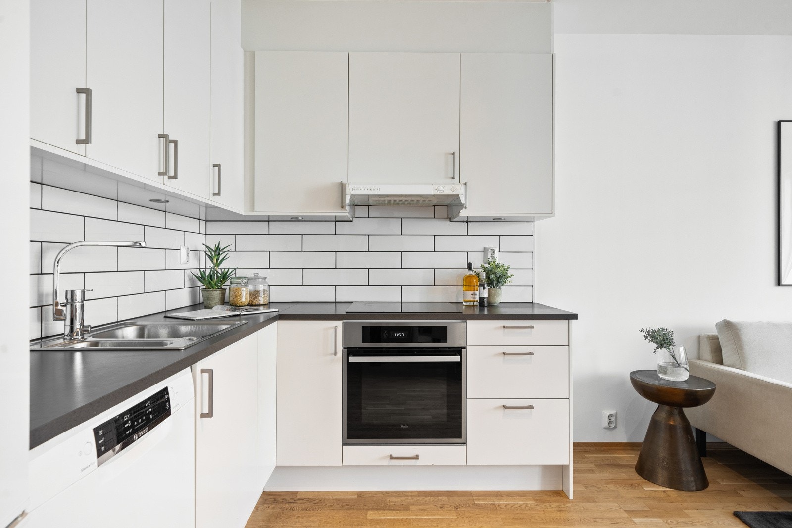 Stilrent og flott kjøkken med fronter i moderne utførelse. Galleribilde