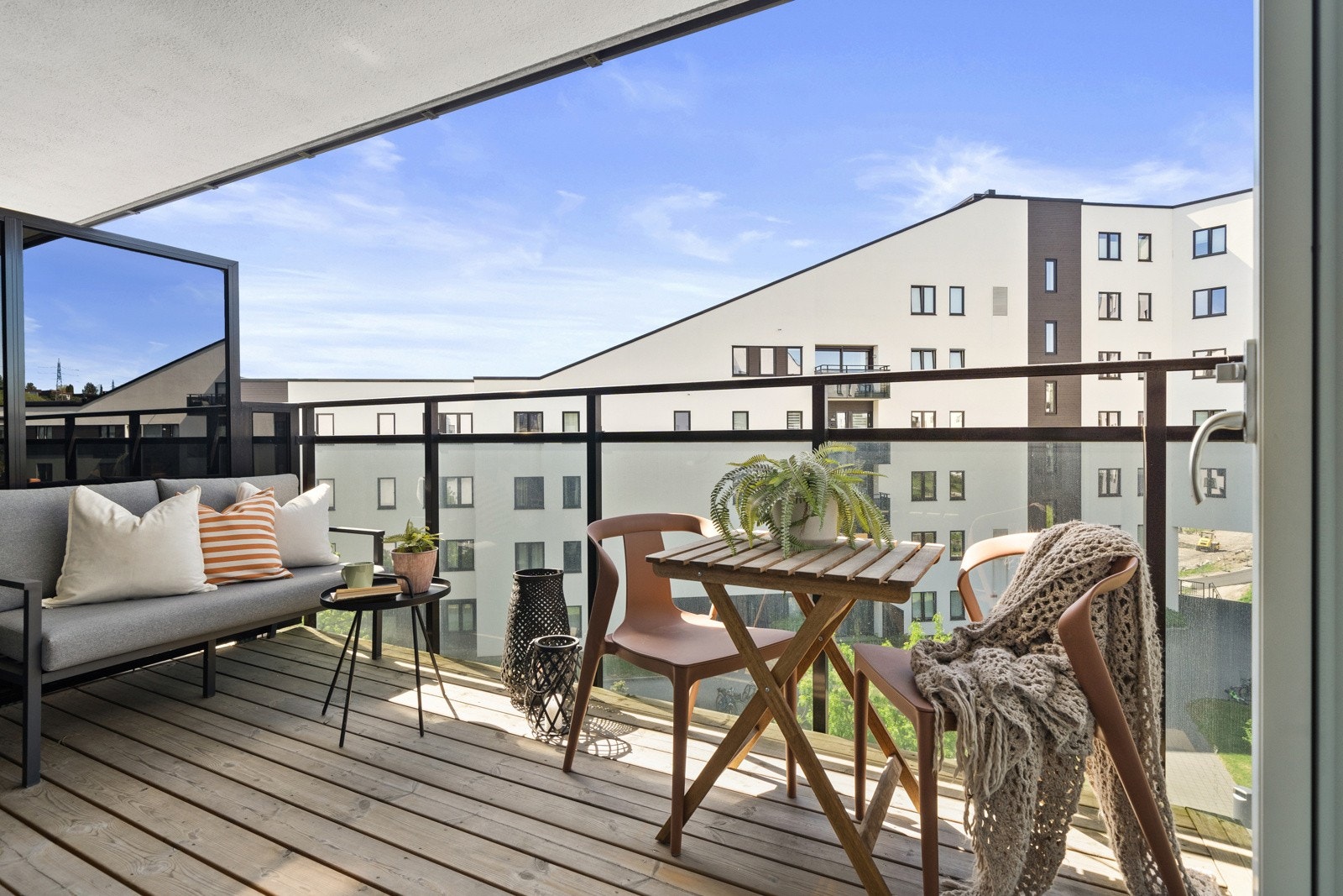 Fra stuen er det utgang til en solrik balkong. Det er god plass til utemøbler, diverse beplantning og grill på begge balkonger. Galleribilde