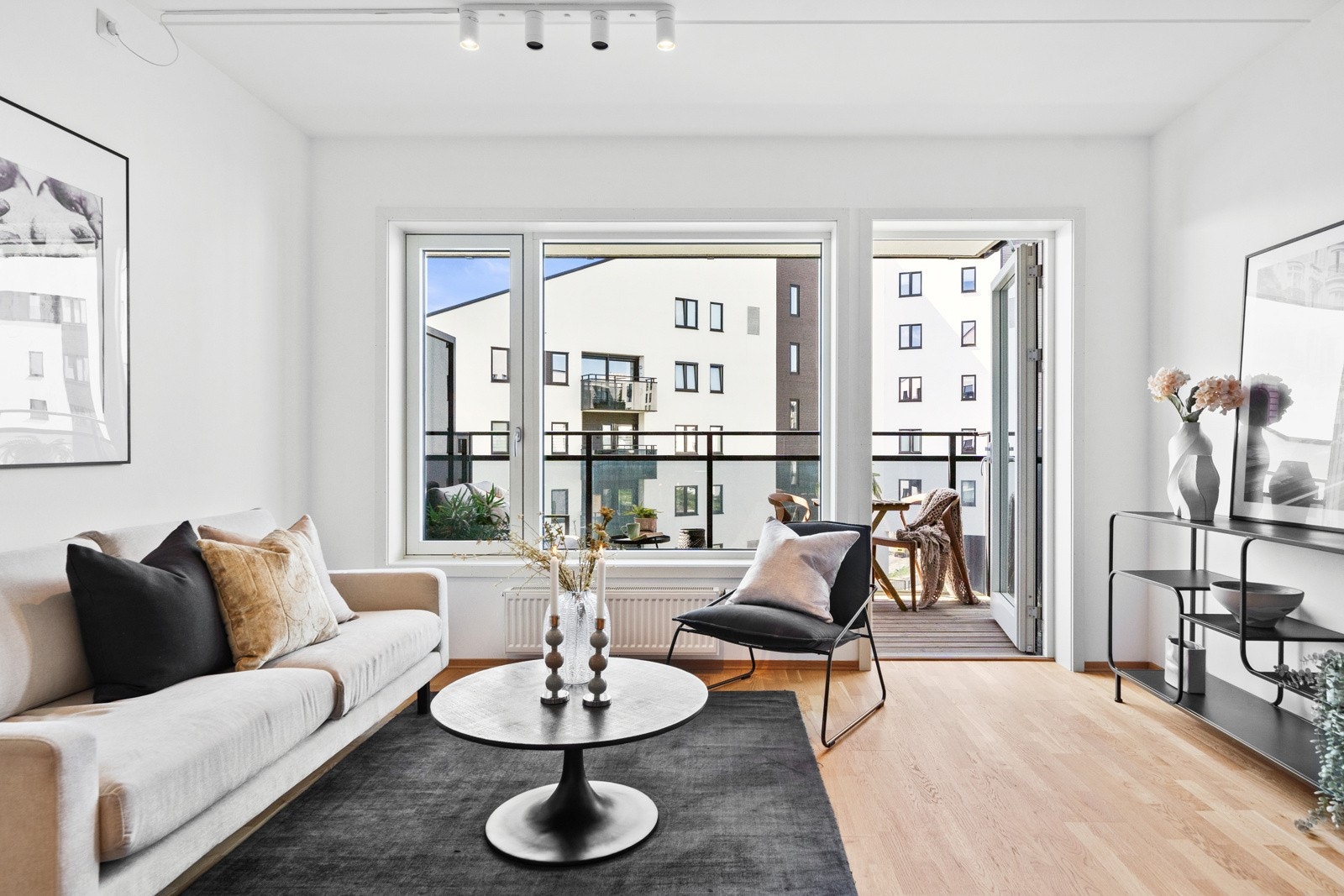 Boligen har en attraktiv beliggenhet, og store vindusflater slipper inn rikelig med naturlig lys inn i boligen. Galleribilde