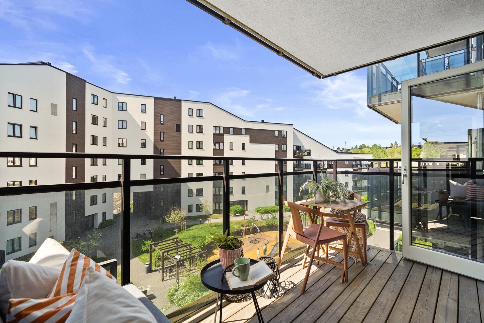 Det er lagt terrassebord i impregnert treverk på gulv, og rekkverk er i stål. Galleribilde