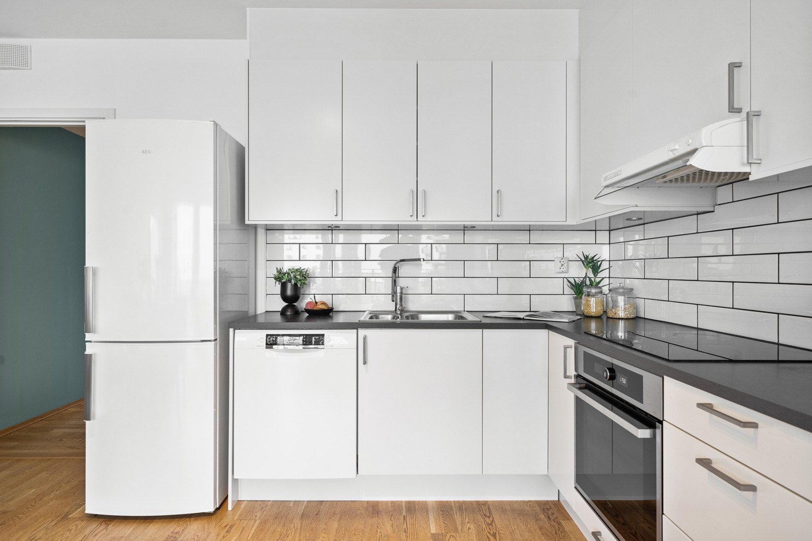 Det er godt med skap- og benkplass på kjøkkenet for matlaging og oppbevaring. Galleribilde