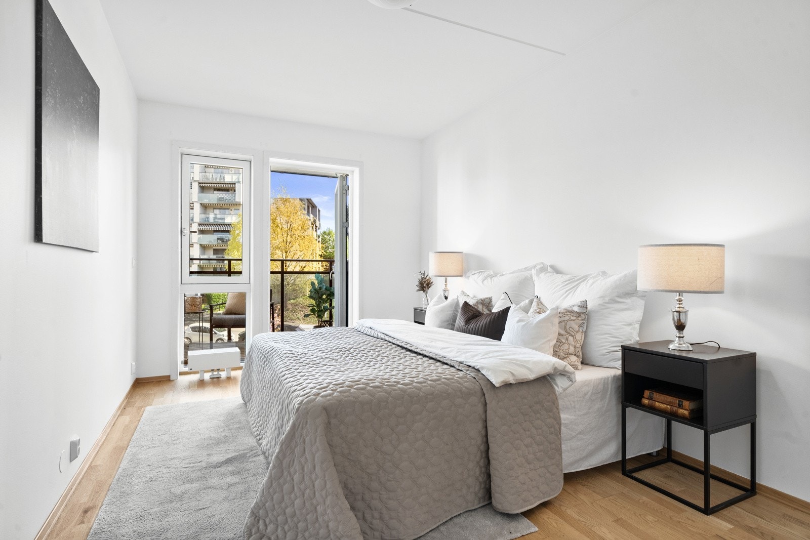 Romslig hovedsoverom med god plass til dobbeltseng, garderobeskap og tilhørende nattbord. Galleribilde