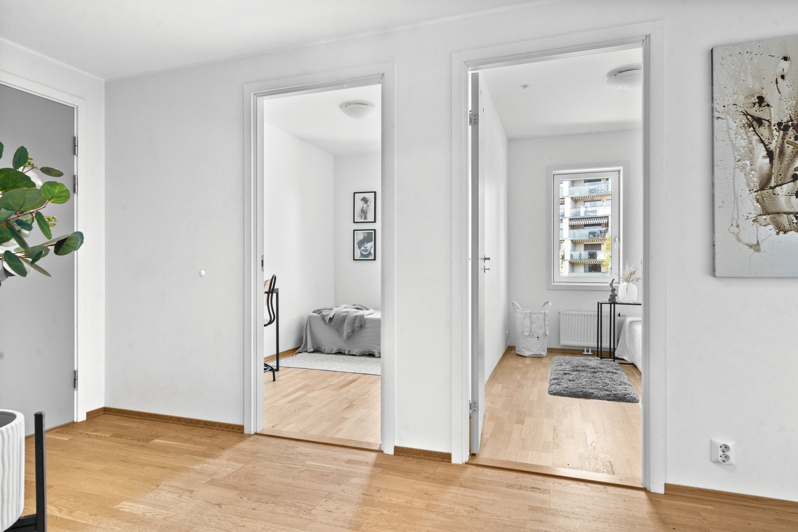 I tillegg til hovedsoverommet disponerer boligen to flotte soverom som passer ypperlig som barnerom, gjesterom eller kontor - alt etter behov. Galleribilde