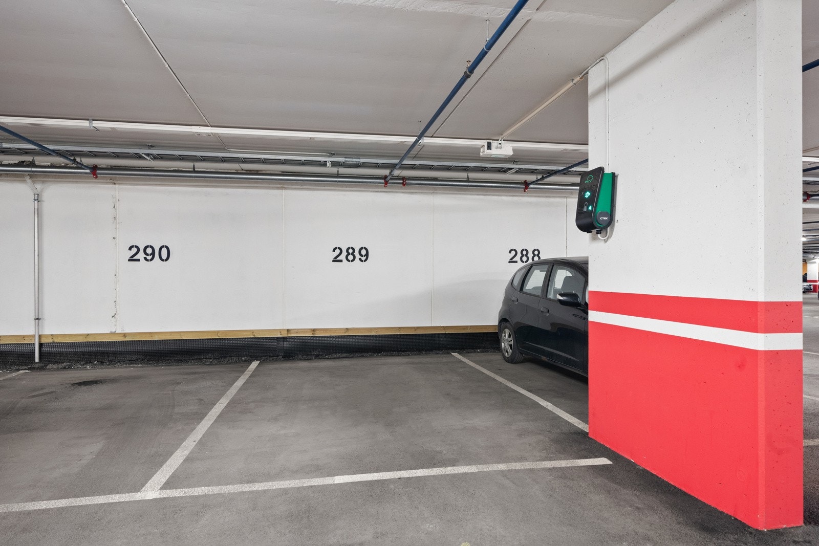 Det følger en biloppstillingsplass i felles garasjeanlegg i kjeller, plass nr. 289, med separat ladepunkt for el-bil. Galleribilde