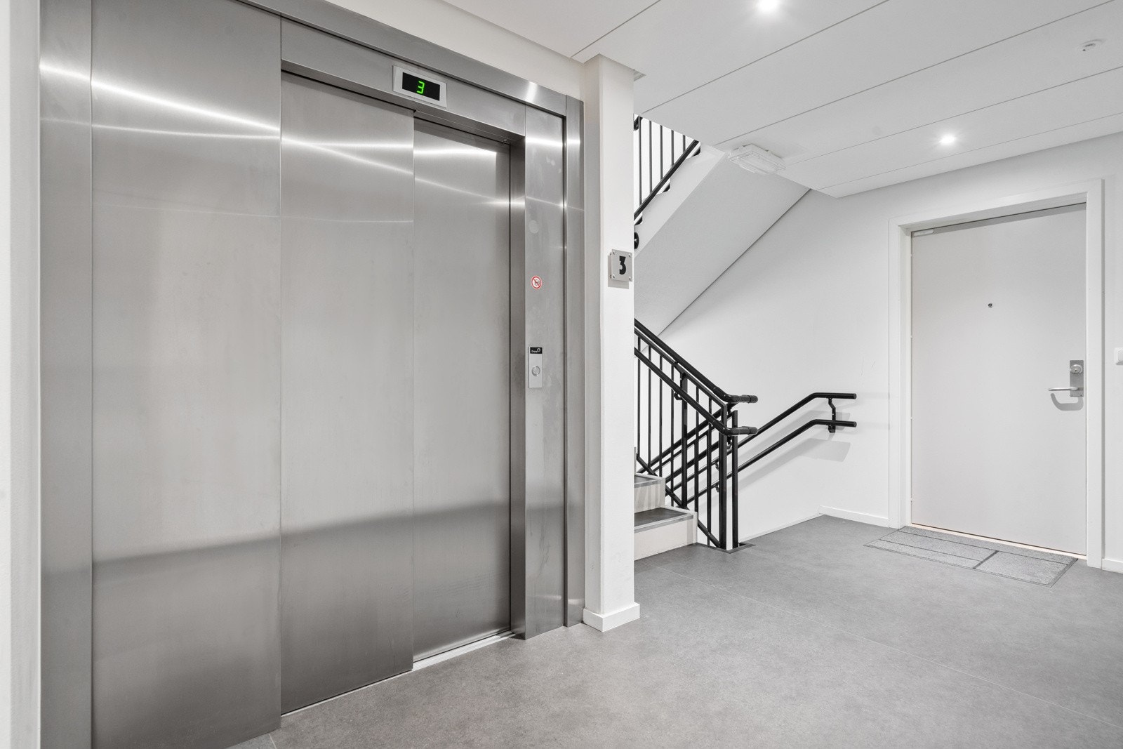 Enkel heisadkomst fra leiligheten til garasjeplass i kjeller. Med boligen følger en stor kjellerbod på 7,3 kvm. Galleribilde