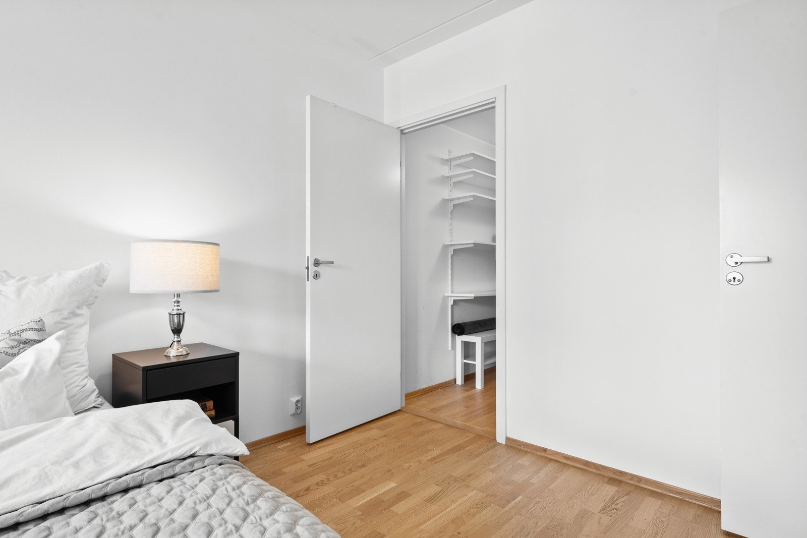 Fra soverommet er det tilgang til en innvendig bod for oppbevaring. Galleribilde