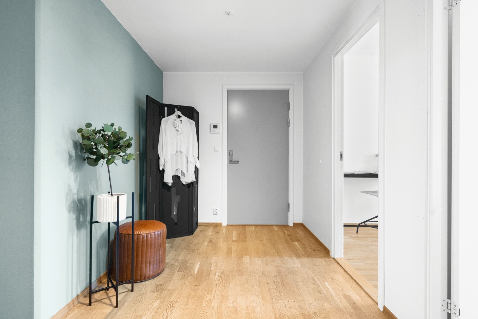 Innbydende og romslig entré med god plass til å henge fra seg yttertøy og sette fra seg sko. Galleribilde