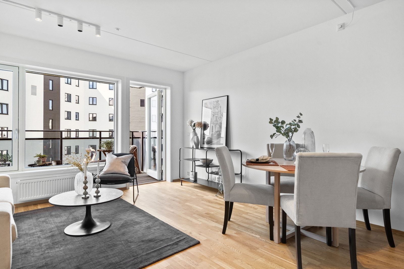 Romslig stue med god plass til sofagruppe med tilhørende møblement. Galleribilde