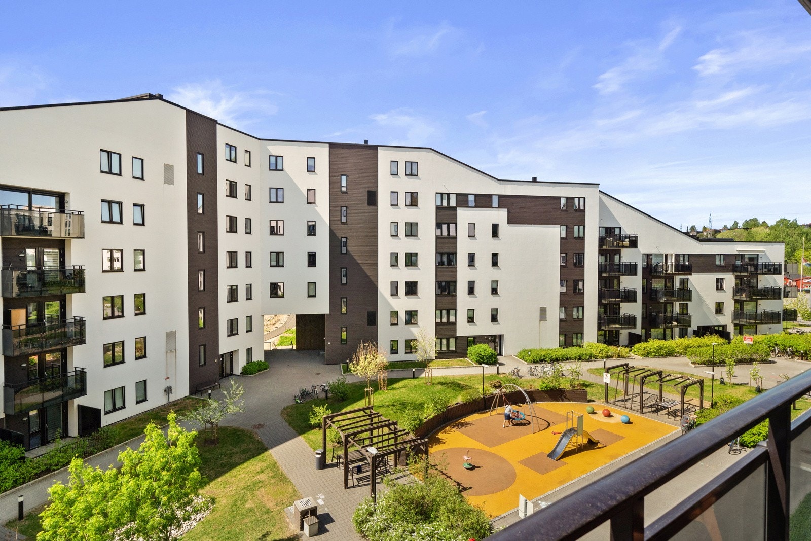 Leiligheten ligger i et sentralt og populært boligområde på Økern mellom Bjerke og Løren i Oslo. Galleribilde