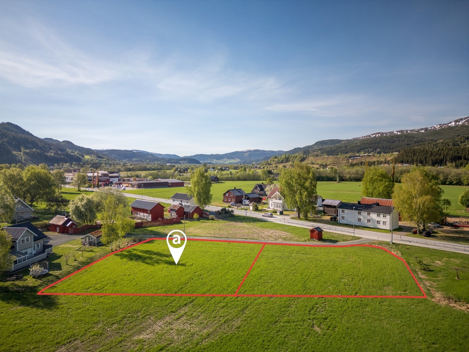 Dronefoto: Tomten er den som er lengst øst av de to ubebygde tomtene som selges. Markeringen er omtrentlig. Galleribilde