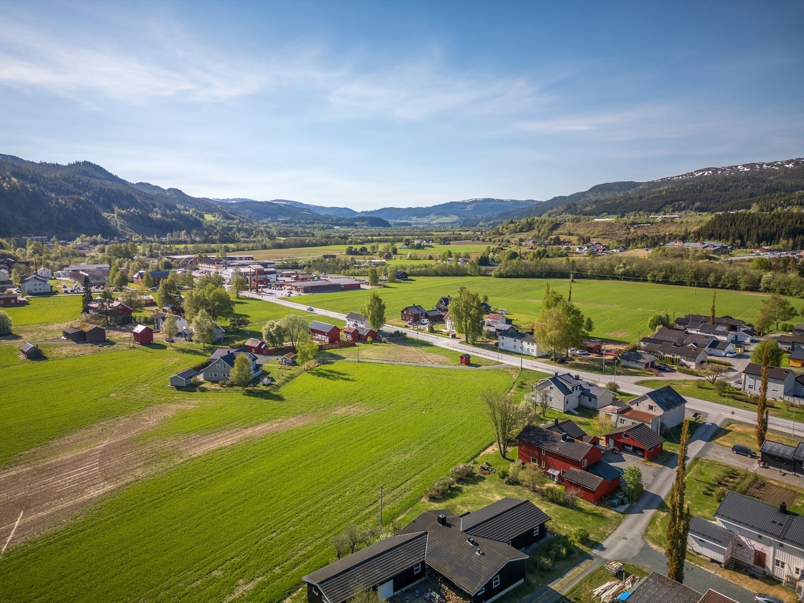 Dronefoto: Se kart over tomten i prospektet. Se også link til kart hos kommunen: https://kommunekart.com/klient/orkland/avansert Galleribilde