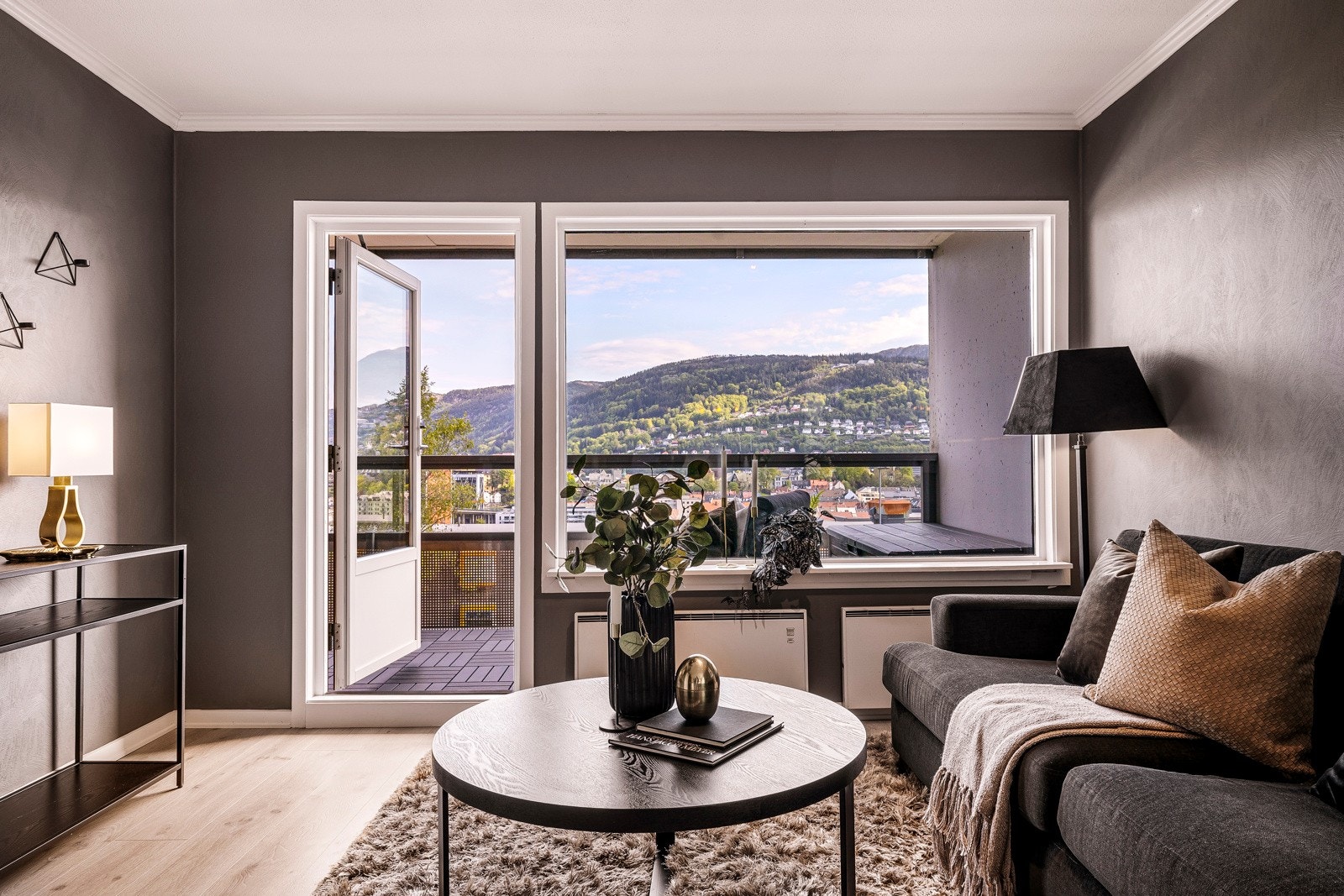 Dette er en flott 2-roms leilighet med egen balkong med nydelige utsiktsforhold. Galleribilde