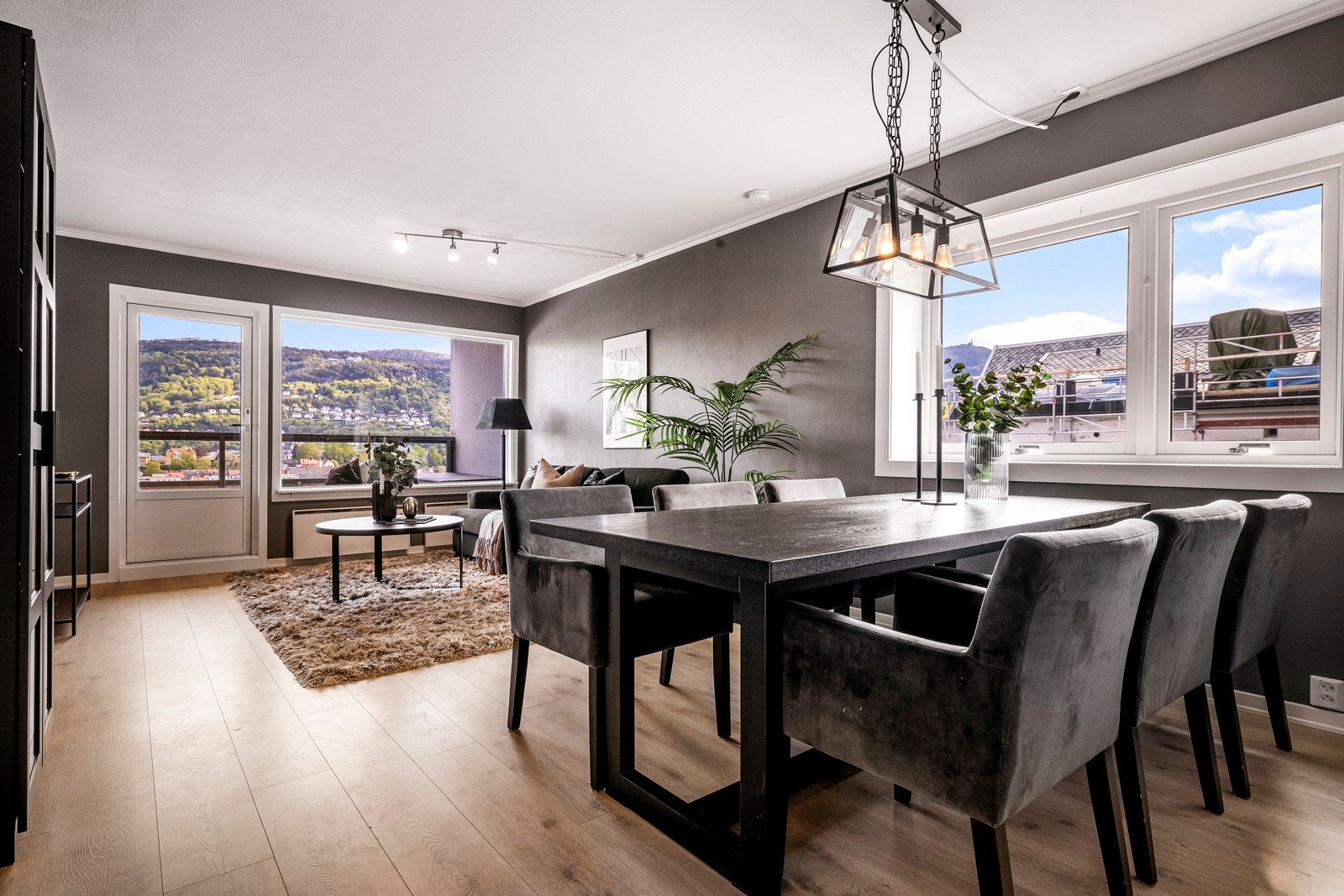 Gulvet i leiligheten er belagt med et flott laminat, veggene er i ført tidsriktige fargetoner. Galleribilde