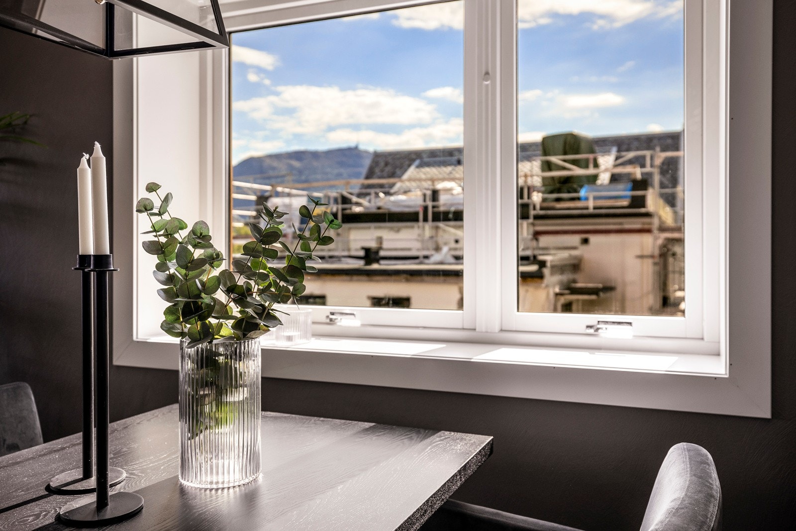 Store vindusflater er gjennomgående for leiligheten, og bidrar til et godt lysinnslipp. Galleribilde
