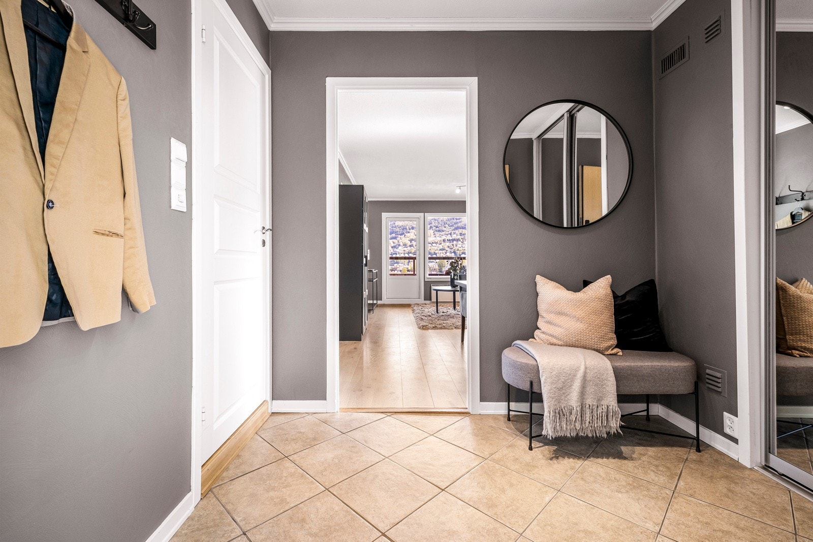 Entréen er utstyrt med en stor skyvedørsgarderobe hvor man enkelt kan stue bort sko- og yttertøyet. Galleribilde