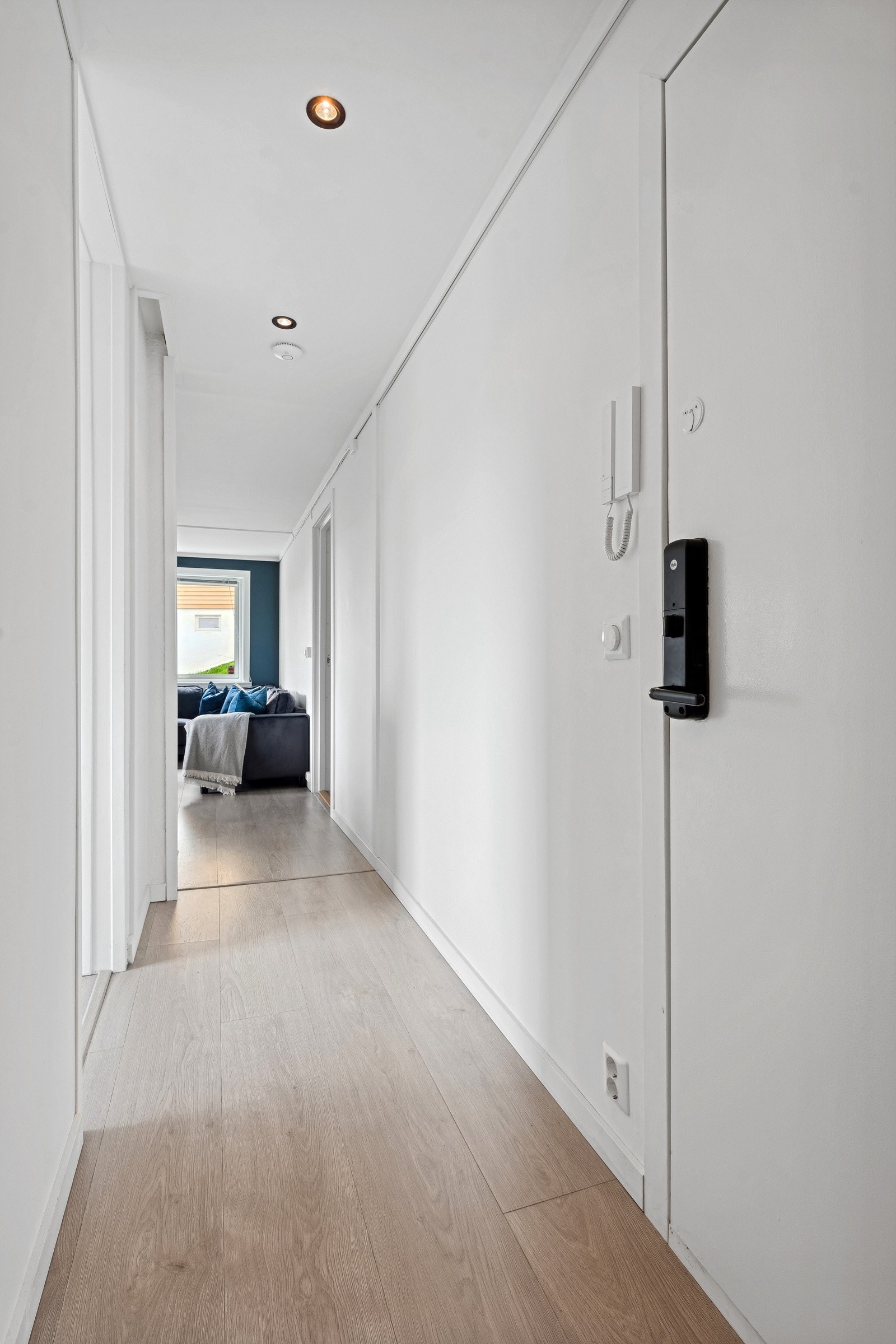 Lys og hyggelig entré hvor man kommer inn i leilighetens øvrige rom. Galleribilde
