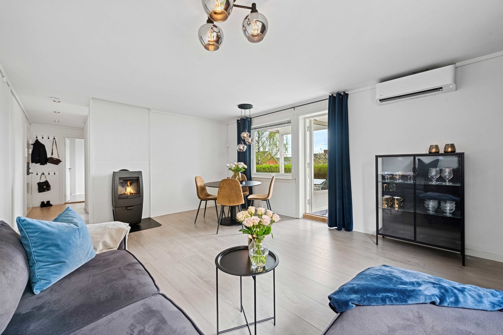 Stuen er meget hyggelig med peisovn for god varme og fin atmosfære. Varmepumpe på stuevegg for en jevn og god varme i vinter og høsthalvåret. Galleribilde