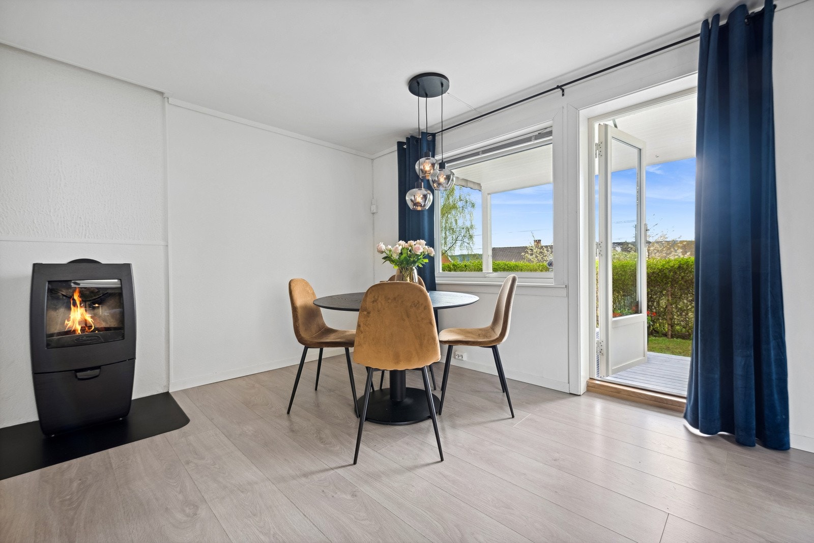 Stuen har plass til en hyggelig spisegruppe hvor man kan samle familie og venner til et godt måltid. Galleribilde