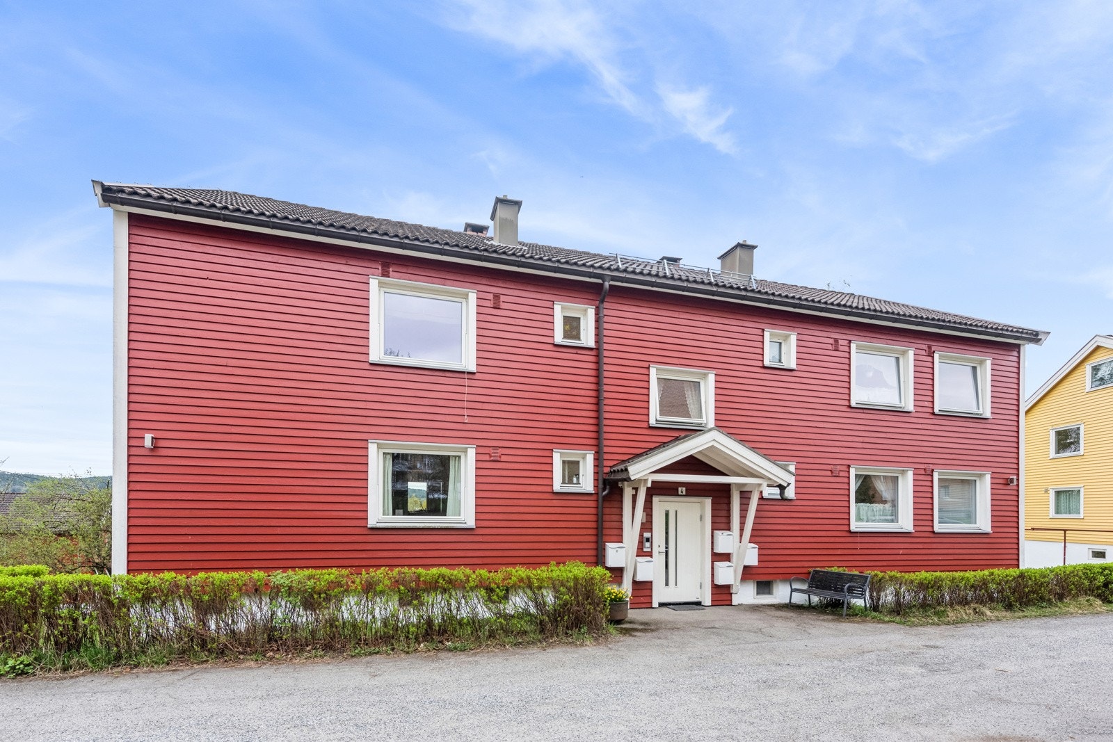 Hyggelig fasade og felles inngangsparti til fleremannsboligen. Galleribilde
