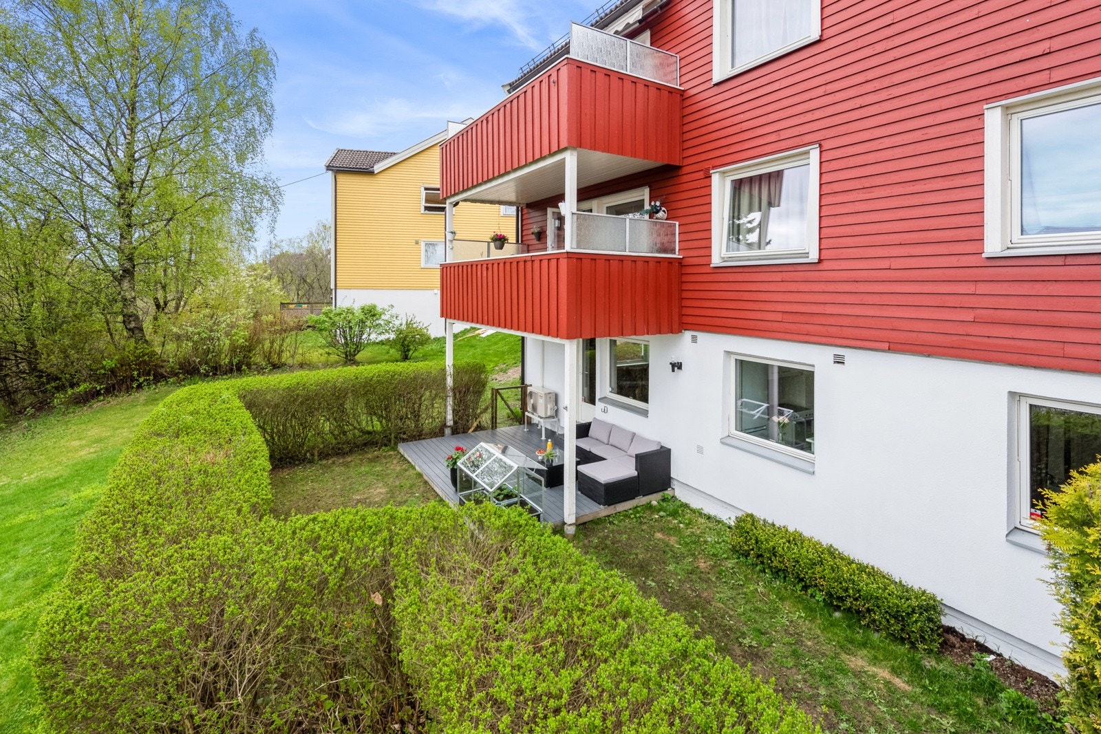 Fra terrasseplattingen er det direkte adkomst til en felles inngjerdet sjarmerende hage, med diverse beplantning. I følge selger foreligger en muntlig avtale fra styret om at selger kan disponere hagen. Galleribilde