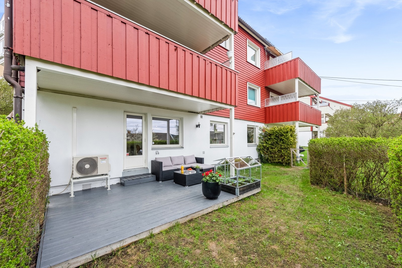 Terrasseplattingen kan virke som en forlengelse av stuen på herlige sommerdager. Galleribilde