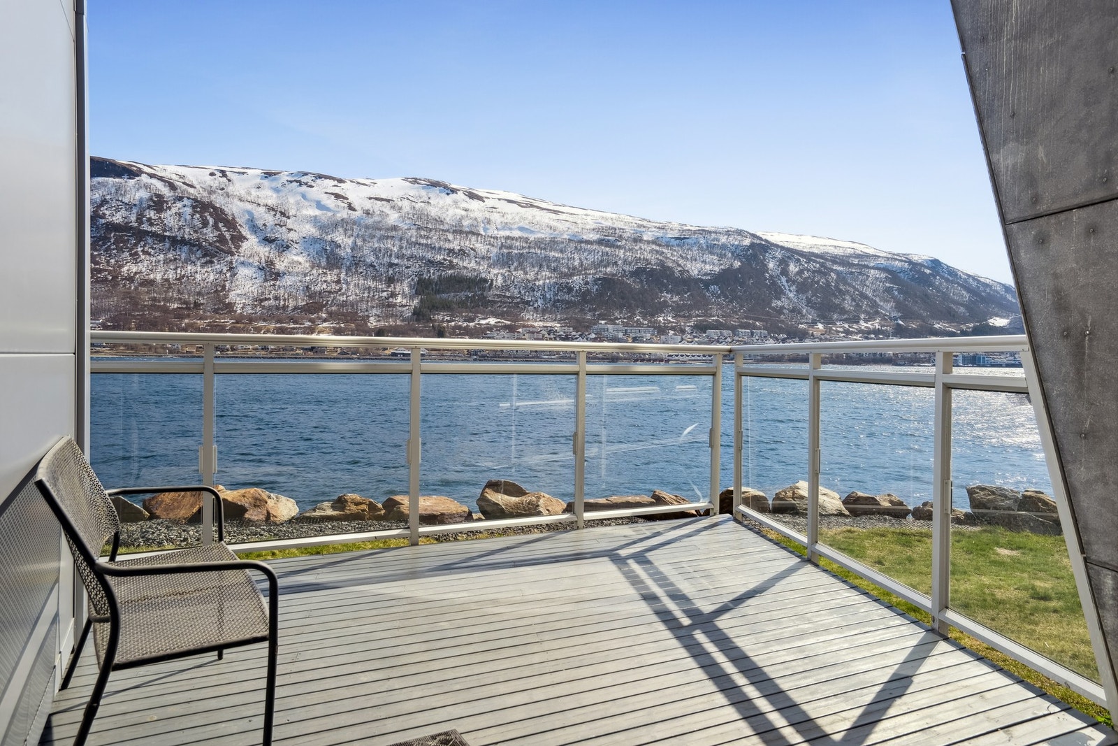 Like utenfor døren har du en felles terrasse med nydelig utsikt og gode solforhold. Et fantastisk sted å nyte morgenkaffen? Galleribilde