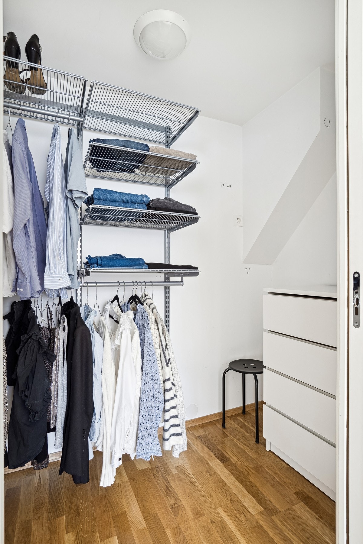 Walk in closet. Galleribilde