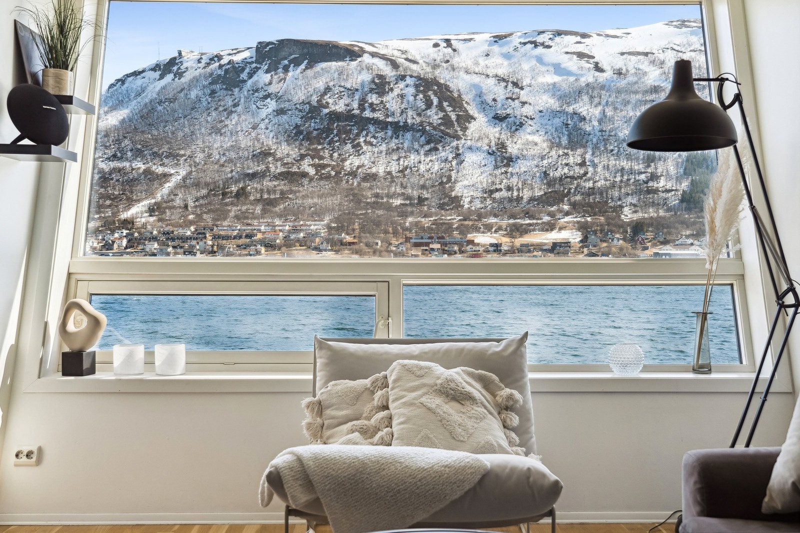 Leiligheten ligger med sjøen som nærmeste nabo, og nyter en helt fantastisk utsikt, Galleribilde