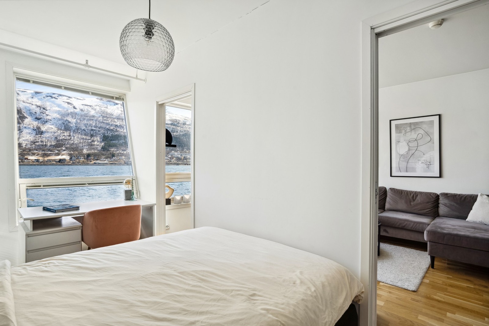Fra stuen har du inngang til soverommet. Galleribilde
