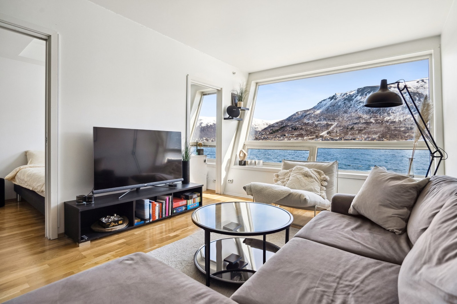 Strålende utsikt mot sjøen, fastlandet og Fjellheisen. Galleribilde